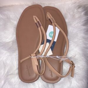 BRAND NEW WOMANS MEMORY FOAM SANDALS SIZE 9:5! NWT!SMOKE FREE  HOME